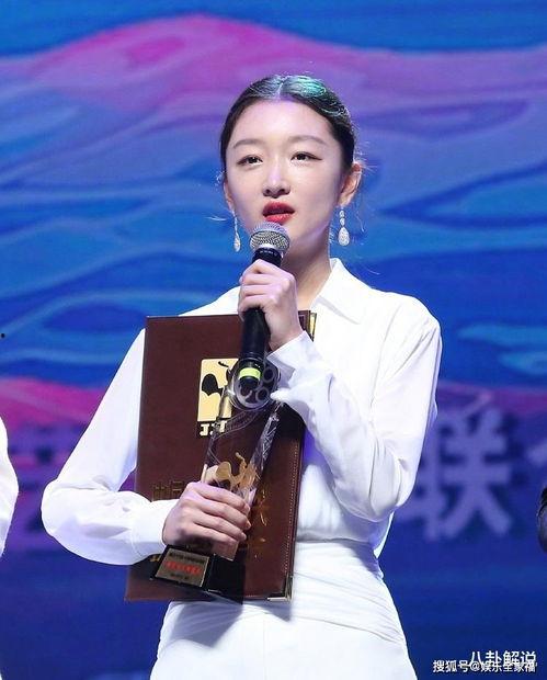 明星网红上台领奖视频,精彩瞬间回顾