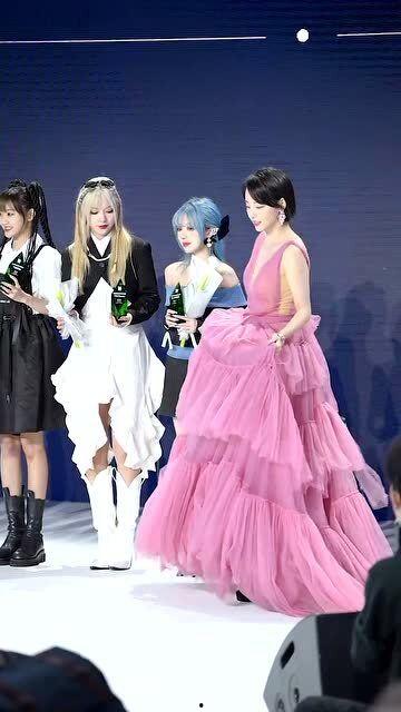 明星网红同台走秀,网红明星共赴时尚盛宴